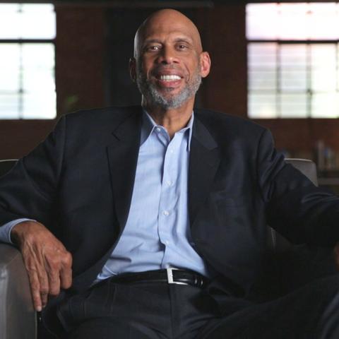 亚裔女主播吐槽国游丑化自己脸，网友却称比本人好看引关注