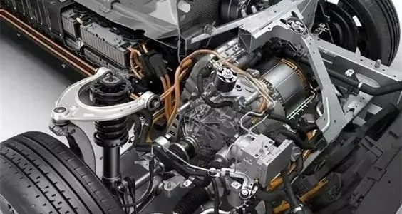 电动化浪潮下豪华汽车集体悔悟，发动机轰鸣声不可替代