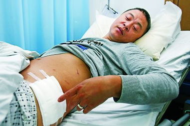 肉贩被老顾客玩笑刀尖戳出血，打盹时遇意外