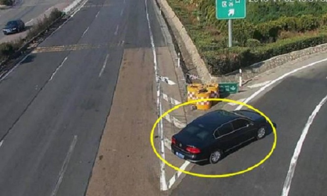 女司机高速错过路口倒车辩解，不去主干道没关系？