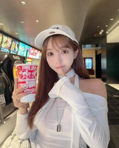 三上悠亚眼镜造型惊艳!一字肩大白腿美照全新释出 三上悠亚眼镜造型惊艳!一字肩大白腿美照全新释出