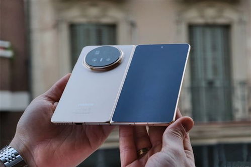 产品经理用荣耀Magic V6做引体向上,折叠屏强度实力获封神认证 产品经理用荣耀Magic V6做引体向上,折叠屏强度实力获封神认证