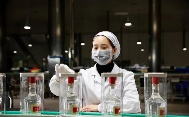 汾酒集团拟录用多名硕士当酿酒工，明确为一线体力劳动岗位