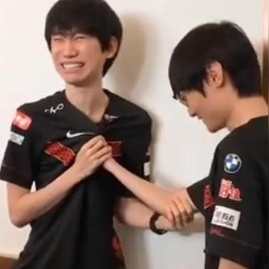 Doinb下跪道歉内幕,电竞公关危机拆解与职业选手形象管理全攻略 Doinb下跪道歉内幕,电竞公关危机拆解与职业选手形象管理全攻略