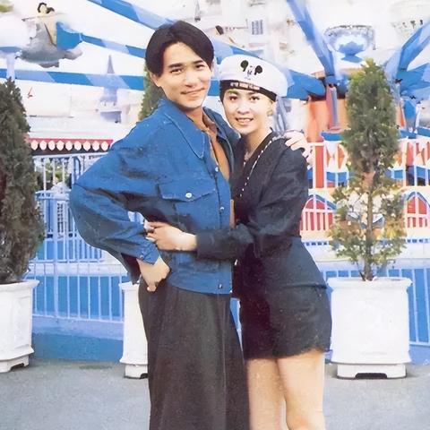 朋友晒梁朝伟刘嘉玲合影：一眼就看出夫妻谁做主