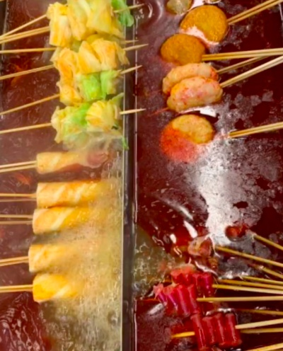 东北禁玩手机低消10串烧烤店爆火，是营销噱头还是社交革命？