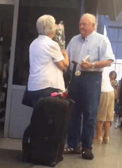 47岁男子与82岁老太喜结连理,猎奇动态图比擦边更吸睛! 47岁男子与82岁老太喜结连理,猎奇动态图比擦边更吸睛!