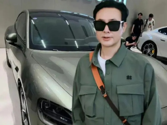 雷军送张颂文SU7真车现身！汽车营销破圈密码全解析