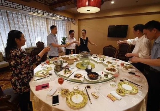 6人聚餐餐位费48元遭网友吐槽，比菜价高，想退又难为情