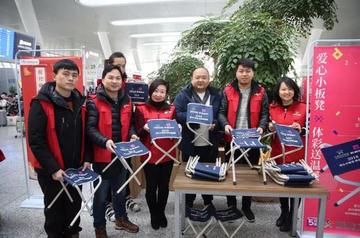 火车为无座旅客提供5000个小板凳:优先给重点旅客 火车为无座旅客提供5000个小板凳:优先给重点旅客