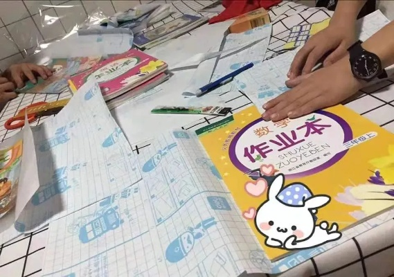 开学第一天家长熬夜包书皮 网友：真有必要吗？