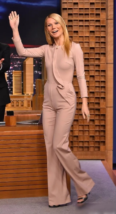 奥斯卡颁奖典礼上格温妮斯·帕特洛着装意外，造型引全网争议风暴