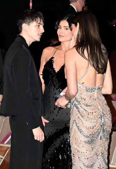 奥斯卡红毯上甜茶与金小妹甜蜜现身,顶级身材组合太吸睛! 奥斯卡红毯上甜茶与金小妹甜蜜现身,顶级身材组合太吸睛!