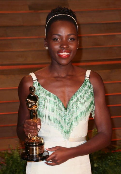 奥斯卡红毯上英国时尚女星直面畸变脸庞，慢镜头下的励志亮相太戳心