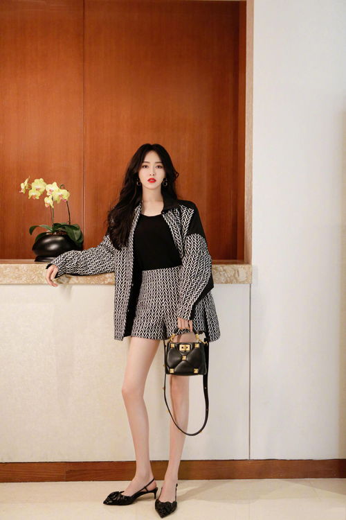 浩浩妈晒红裙黑丝穿搭，老肩巨猾成粉丝讨论点