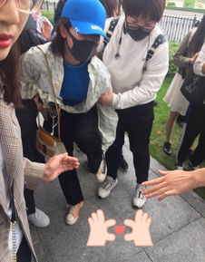 陈妍希机场遇粉丝锁喉式递信 疑似遭咸猪手袭胸