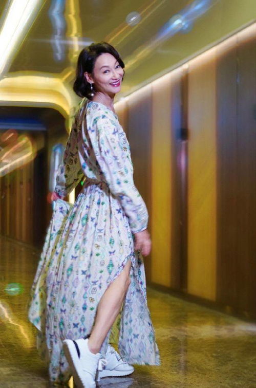 “浩浩妈”晒黑丝！红裙老“肩”巨猾