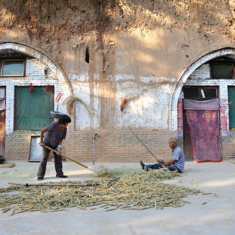 全球首款量产自平衡电动摩托车发布 美女撒手站车上也不倒