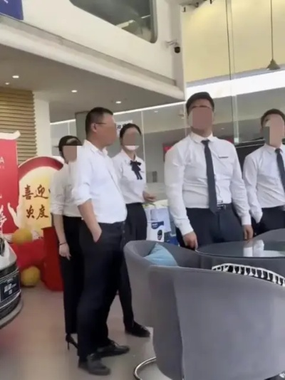 男子被4S店拉黑 销售经理：一年来吃饭260多次还辱骂我们