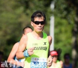 陈妍希机场遇“锁喉式”粉丝递信 疑似被咸猪手袭胸