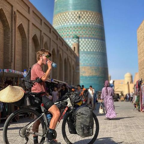 Steam周销榜，杀戮尖塔2稳坐榜首，红色沙漠强势攀升至第二