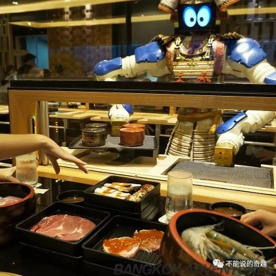 惊！美国一海底捞门店机器人跳舞竟变掀桌，三人合力都拉不住