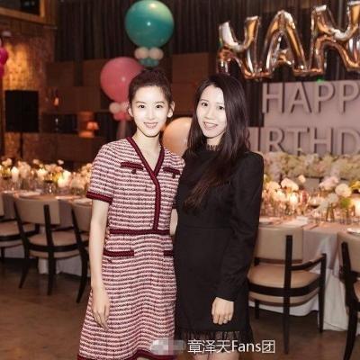 巴黎街头刘强东夫妇，奶茶通话不停 东哥自动跟随