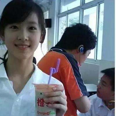 巴黎街头刘强东夫妇亮相，奶茶专注通话，东哥默默随行