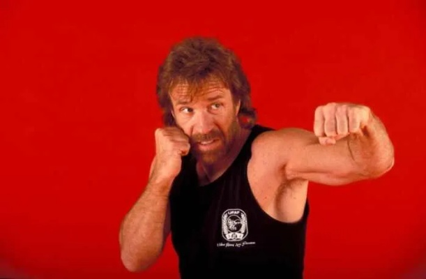震惊！动作巨星查克·诺里斯离世，他曾有与李小龙对决的传奇经历
