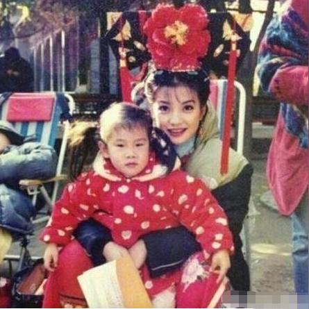 复制粘贴式遗传？赵薇女儿大眼睛神似妈妈背后，星二代外貌相似度全解析