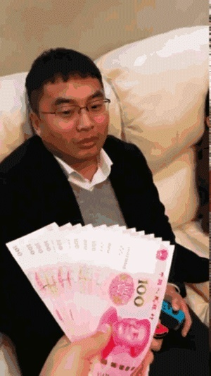 小姐姐见识广，一千美元换分手，这样的动态图你见过吗？