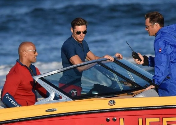 海滩救护队重拍！众主演片场晒标志性红泳装照片引期待