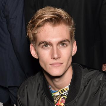 60岁超级名模辛迪·克劳馥，开启一天生活的秘诀是晨间游泳