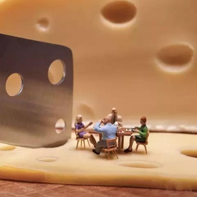 粒粒的小人国，变小视角，放大米鹅猪生活模拟混战的美好体验