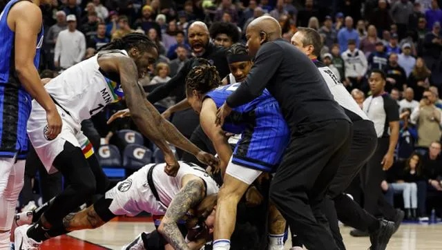 惊！NBA赛场现大规模群殴，4名球员惨遭驱逐出场
