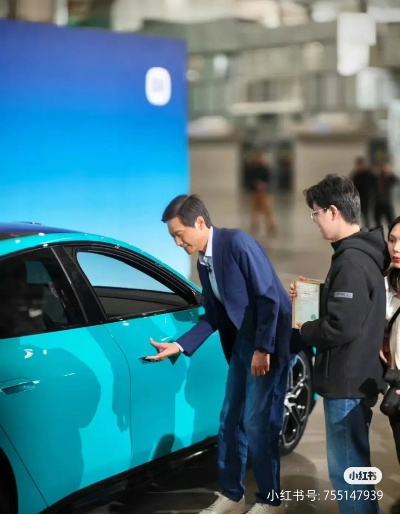 新SU7交付现场，雷军弯腰为车主开门，网友直呼这钱花得太值！