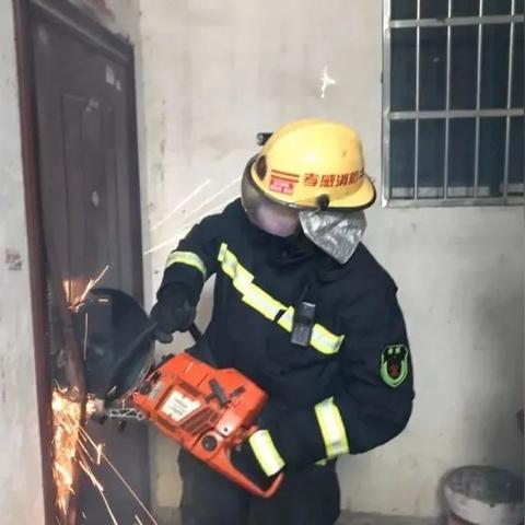 消防员医护领证，结婚证尾号119与120的巧妙呼应