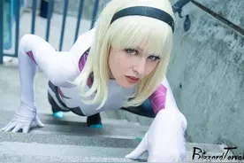 蜘蛛格温Cos神还原！生化4艾什莉脸模黑白战衣秀曲线