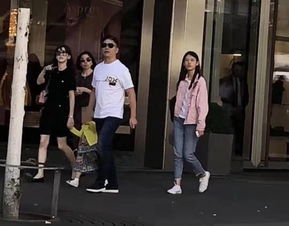 刘强东霸气现身菜市场 身随一队黑西装"教父"驾临