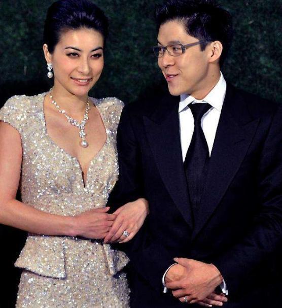 霍启刚自曝追求郭晶晶费尽心思 多次合影被吐槽"好烦"