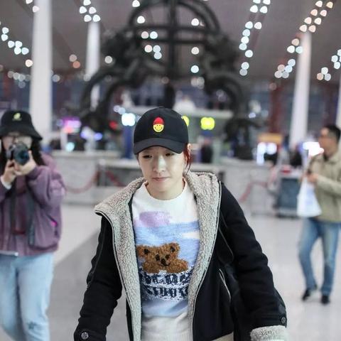 美女巨星被偷拍大方展示身材 网友抨击