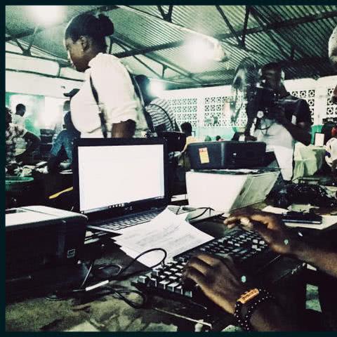 非洲手机网吧生意火爆，中国男子开店需排队取号