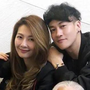 何润东夫妻16年异地恋，每年相聚不足两月