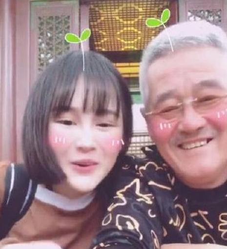 毕福剑女儿搞怪照类型全解析，从亚文化符号到可复制的个性穿搭实战指南