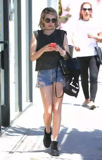 摄影师低角度偷拍 女星西装短裤走光引热议