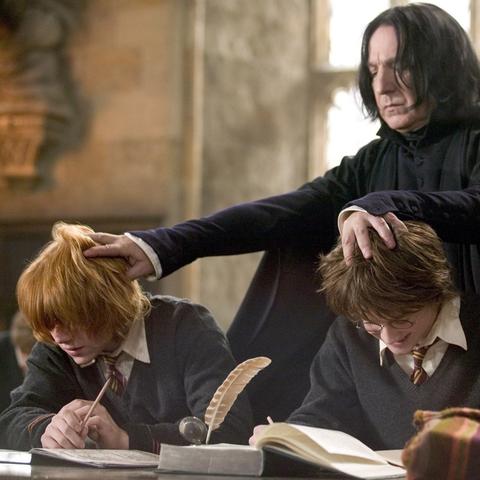 黑人斯内普高空惊魂，魁地奇扫帚坠落挂三米！