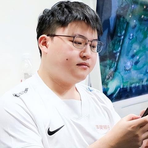 "小Uzi"被开除国籍!网友喷选手"罕见"欠T1一个冠军