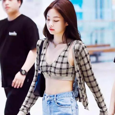 Jennie与比基尼品牌合作宣传图