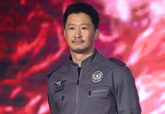 吴京回应按脸留坑健康担忧，本人称身体无碍