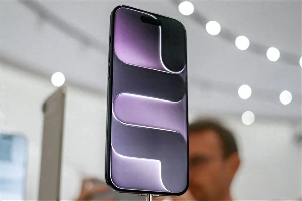 iPhone 18 Pro屏幕盖板曝光 灵动岛确认收窄 告别大药丸设计